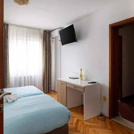 Bed & Breakfast Okruk-10 Meters Away From The Okrug Gornji