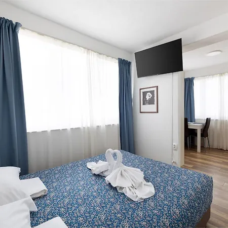 Bed & Breakfast Okruk-10 Meters Away From The Okrug Gornji